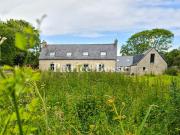 En Bretagne, au calme et à 5 km des plages, un corps de...