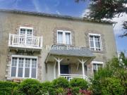 En Bretagne, dans les hauteurs du Val André, une villa...