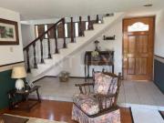 En calle cerrada con vigilancia y a un paso de Puentes...