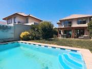 EN CONDOMINIO LOS NOGALES SANTA ELENA 4 DORM, PISCINA