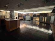 EN EL CENTRO DE LA PLAZA COMERCIAL, LOCAL CON 3 FRENTES...