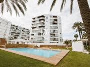 En el corazón de Playa d'en Bossa, Ibiza, se...