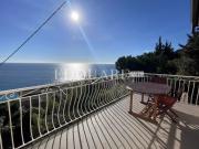 En exclusivité trois pièces avec spacieuse terrasse,...