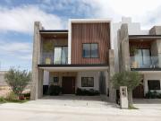 EN FRACCIONAMIENTO RESIDENCIAL HERMOSA CASA CON TRES...