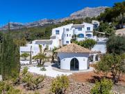 En lo alto de Altea, entre el blanco de las casas y el...