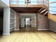 En location Appartement 4 pièces 240 m