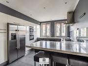 En location Appartement 5 pièces 250 m