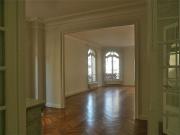 En location Appartement 8 pièces 291 m