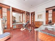 En location Appartement 9 pièces 607 m