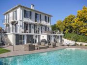 En location Maison 8 pièces 270 m