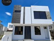 En Machala Linda Casa de Venta en Urb. Privada con una...