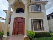 En Machala LInda Casa de Venta Independiente con 3...