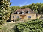 En Périgord Noir, grande maison périgourdine récente...
