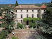 En Provence, magnifique château provençal sur son...