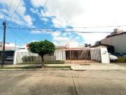 en Renta, amplia remodelada, calle con amplio...