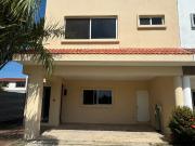 En renta bonita y amplia casa