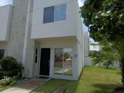 CASA EN RENTA, CLIMATIZADA Y AMUEBLADA, ATENCIÓN ZONA...