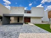 En renta casa con paneles solares en privada Oasis,...