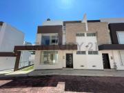 En renta casa con patio en conjunto. Sector Tumbaco