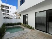 EN RENTA CASA DE TRES NIVELES ARBOLADA