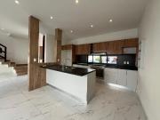 EN RENTA CASA DE TRES NIVELES ARBOLADA