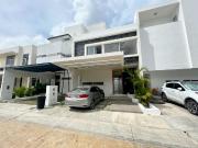 EN RENTA CASA DE TRES NIVELES ARBOLADA by CUMBRES