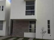 EN RENTA CASA TOTALMENTE AMUEBLADA, FRACC. PRIVADO...