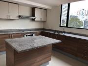 En renta departamento moderno González Suárez 3 dormitorios