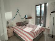 En suite double room + gym & pool Royal Wharf