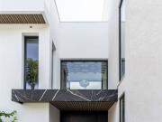 En una de las zonas más prestigiosas de Estepona se alza...