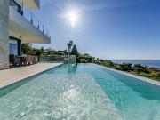 En una tranquila zona residencial de Benalmádena Costa...