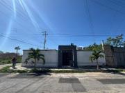 En venta amplia casa con alberca a unos pasos de la...