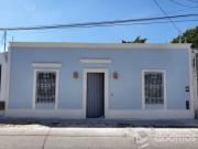 En Venta amplia casa en el centro parcialmente remodelada!