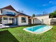 En venta amplia casa, excelente conectividad