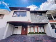 En Venta Amplia casa familiar dentro de urbanización...