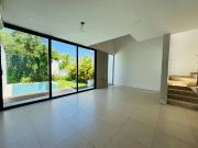 EN VENTA AMPLIA CASA TIPO TOWNHOUSE, CON ALBERCA EN...