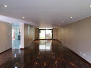 En venta amplia y acogedora casa en Urb. Los Rosales...