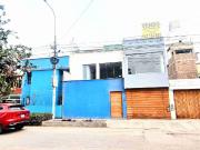 EN VENTA AMPLIA Y MODERNA CASA FRENTE A PARQUE SANTA...