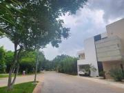 En venta: armonía y lujo en Arbolada, casa de 3 niveles...