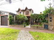 EN VENTA CASA 4 DORMITORIOS CON JARDIN Y COCHERA LOMAS...