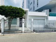 En venta casa amplia de una planta con doble garaje en...