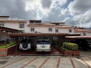 En venta Casa Colinas de la California con Terraza calle...