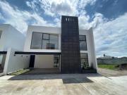 En venta casa con acabados de lujo a 10 min. de Galerías...