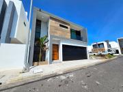 En venta Casa con acabados de Lujo, amplio jardin y...