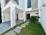 En VENTA casa con alberca en privada Jardines del...