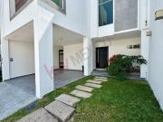 En VENTA casa con alberca en privada Jardines del...