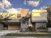 En venta casa con paneles solares en la privada Kutz, en...