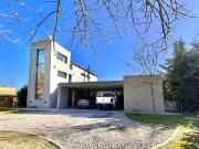 En Venta Casa Con Piscina en Barrio Chacras de la...