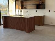 En venta casa con vista a lago en privada Altozano