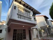 En Venta casa de 2 niveles en Villa Carolina